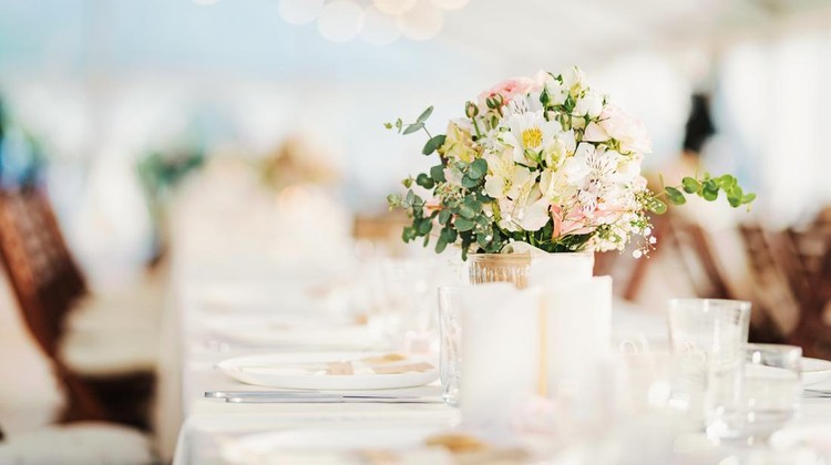 Fresh flowers wedding decoration&period; Wedding table&period;