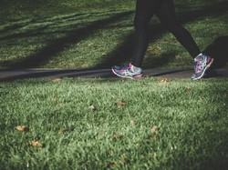 Tak Perlu Gym Berat, Ini Walking Workout Cocok untuk Usia 50 Tahun ke Atas