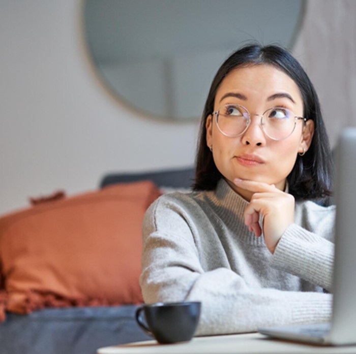 Mencari inspirasi dari bacaan, pengalaman, atau sumber baru membantu memicu ide kreatif dan membuka aliran tulisan yang sempat terhenti.