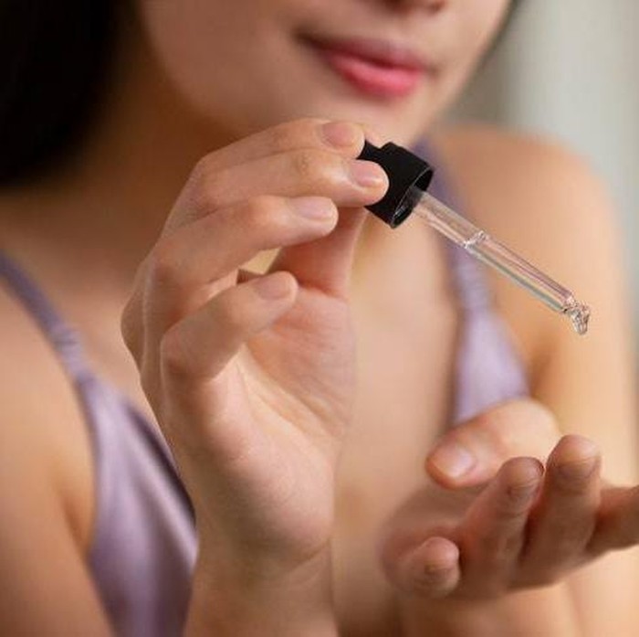 Retinol merupakan salah satu turunan vitamin A yang sering digunakan dalam produk skincare untuk membantu memperbaiki kondisi kulit.