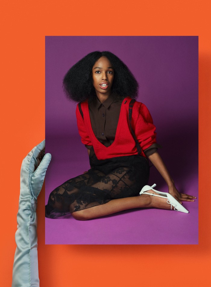 Tak semata berupa foto,&nbsp;Oliver Hadlee Pearch bekerja sama dengan Anne Collier untuk menginterpretasi karya seni sebagai hal yang bisa dilihat, disentuh, dan dirasakan/ Foto: Dok. Prada/Anne Collier with images by Oliver Hadlee Pearch