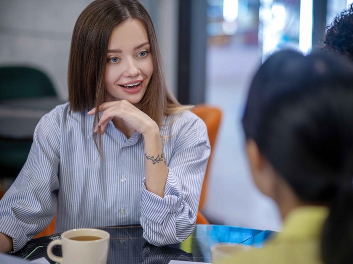 Meskipun terselubung, kamu bisa mengetahui orang yang pura-pura rendah hati padahal haus pujian melalui kalimat yang mereka ucapkan berikut ini.