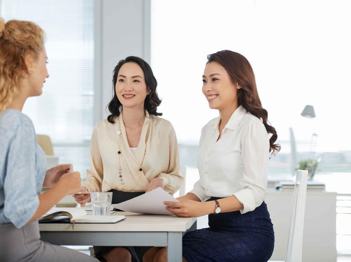 Kalimat “Aku Nggak Pernah Mempersiapkan Diri tapi Entah Bagaimana Aku Selalu Berhasil” mengandung makna terselubung bahwa mereka adalah sosok yang sukses sehingga orang lain selalu kagum.