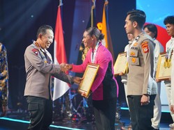 Kapolri Serahkan Penghargaan ke 139 Peraih Medali SEA Games
