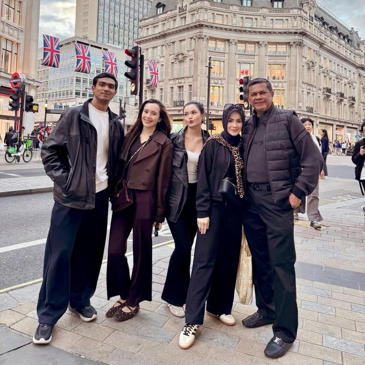 <p>Artis Beby Tsabina dikenal sangat dekat dengan keluarganya. Meski sudah menikah dengan Rizki Aulia Rahman, Beby masih sering menyempatkan diri untuk menghabiskan waktu bersama keluarga. Baru-baru ini, Beby dan keluarganya memutuskan untuk liburan bersama ke Inggris. (Foto: Instagram @bebytsabina/ @linda_darmawan03)</p>