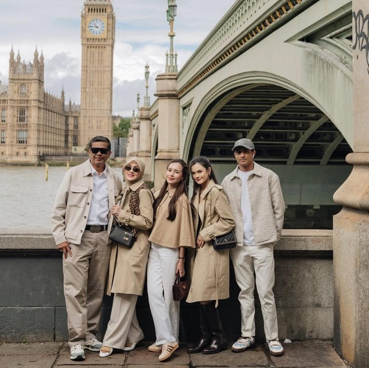 <p>Beby merupakan anak dari pasangan Teuku Darmawan dan Eny Marlinda Darmawan. Beby adalah anak kedua dari tiga bersaudara, Bunda. Perempuan 23 tahun ini memiliki seorang kakak laki-laki bernama Teuku Atha dan seorang adik perempuan bernama Cut Keysha. (Foto: Instagram @bebytsabina/ @linda_darmawan03)</p>