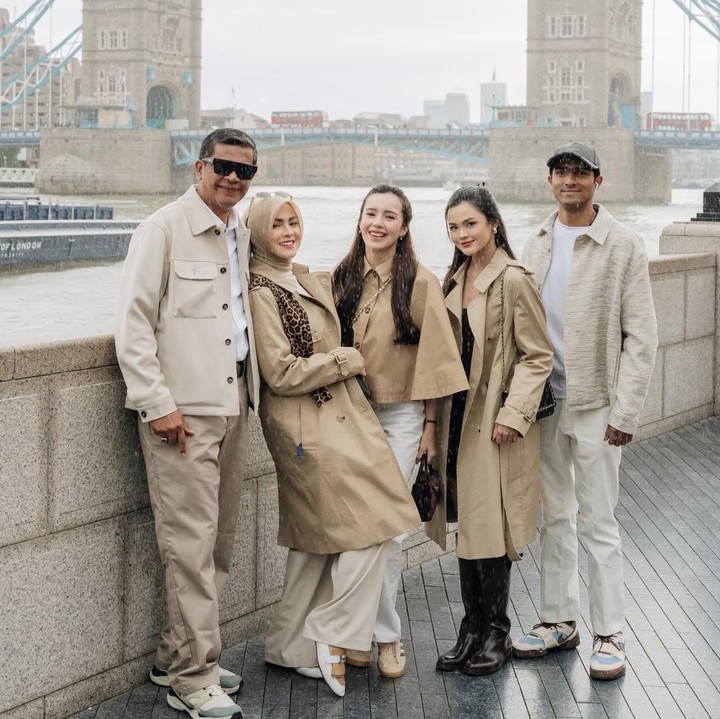 <p>Salah satu yang menjadi sorotan di liburan kali ini adalah paras keluarga Beby yang dipuji <em>good looking</em> oleh netizen. Beberapa netizen bahkan menyebut keluarga&nbsp;Beby&nbsp;sebagai&nbsp;'keluarga visual'. "Keluarga<em> good looking</em>," tulis akun @nu***. "keluarga visual," ungkap @_s***. "Masya Allah <em>good looking</em> semua," ujar akun @re***. (Foto: Instagram @bebytsabina/ @linda_darmawan03)</p>