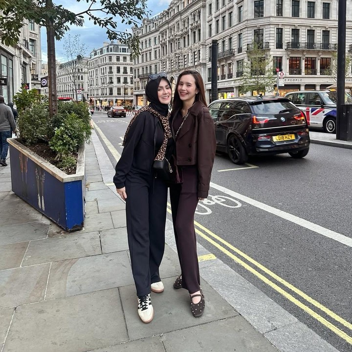 <p>Selama liburan berama di Inggris, Beby banyak mengunjungi tempat wisata terkenal di sana bersama keluarganya. Melalui unggahan di Instagram, Beby dan sang Bunda membagikan potret kekompakan keluarga saat liburan bareng. (Foto: Instagram @bebytsabina/ @linda_darmawan03)</p>