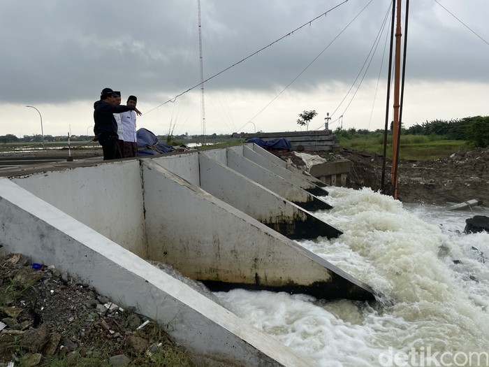 Kolam retensi di Desa Jati Wetan, Kecamatan Jati, Kabupaten Kudus, Kamis (15/1/2026).
