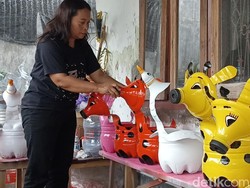 Kreatif! Galon Bekas Disulap Jadi Pot Bunga Karakter di Tulungagung