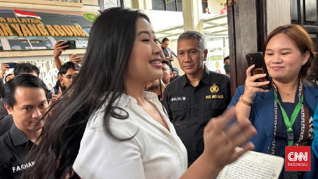 Laras Faizati Khairunnisa divonis hukuman pidana 6 bulan penjara, tapi hakim meminta tidak perlu penahanan dengan syarat Larat tak mengulangi perbuatan.