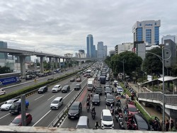 Massa Demo Buruh Bubar dari Depan Kemnaker, Jalan Gatsu Arah Cawang Padat