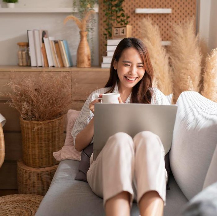 Me time adalah bentuk self reward sederhana yang memberi ruang bagi diri sendiri untuk beristirahat tanpa harus mengeluarkan banyak biaya. Dengan menikmati waktu tenang secara sadar, kesehatan mental terjaga dan keuangan tetap aman.