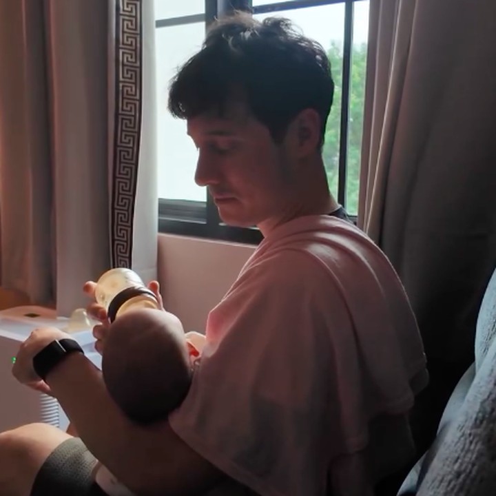 <p>Melalui unggahan di Instagram, Nino mem-<em>posting</em> video saat ia sedang sibuk memberikan ASI dari botol untuk putrinya. Nino terlihat begitu berhati-hati saat menggendong Kaia sebelum akhirnya duduk untuk memberikan ASI dari botol. "Waktu sama Kaia," tulis Nino di unggahan ini. (Foto: Instagram @ninojkt)</p>