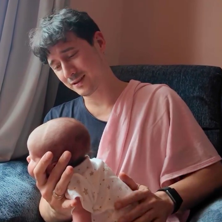 <p>Nino terlihat begitu menyanyangi sang putri. Dalam satu momen, pria 42 tahun ini sempat menunjukkan ekspresi gemas saat melihat wajah baby Kaia yang sedang menyusu dari botol dan setelah menyusu. "Aduh, gemas banget sih kamu," kata Nino. (Foto: Instagram @ninojkt)</p>