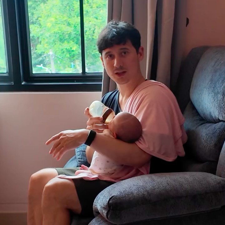 <p>Nino tak hanya membantu Steffi dalam mengurus baby Kaia. Bintang film <em>Get Married 2</em> ini juga memberikan perhatian lebih untuk sang istri yang baru melahirkan. Dalam beberapa unggahan di akun TikTok, Nino sering mem-<em>posting</em> video saat membuat santapan sehat untuk istrinya yang sedang fokus menyusui dan melalui masa pemulihan pasca persalinan. <em>Sweet</em> banget ya, Bunda? (Foto: Instagram @ninojkt)</p>