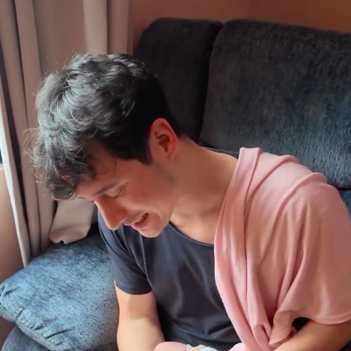<p>Unggahan video Nino ini banyak menuai respons positif dari netizen. Beberapa di antaranya mengomentari ekspresi gemas Nino saat mengASIhi putrinya. "lucu nya...<em>enjoy the moments</em>," tulis akun @ra***. "OMGGG <em>congrats</em>!!! Lucu bgt Kak Ninoooo, speed recovery buat Steffi yaaa," ujar @ri***. "Laki laki dengan kesiapan panuh buat jdi seorang suami dan ayah," ungkap akun @sy***. (Foto: Instagram @ninojkt)</p>