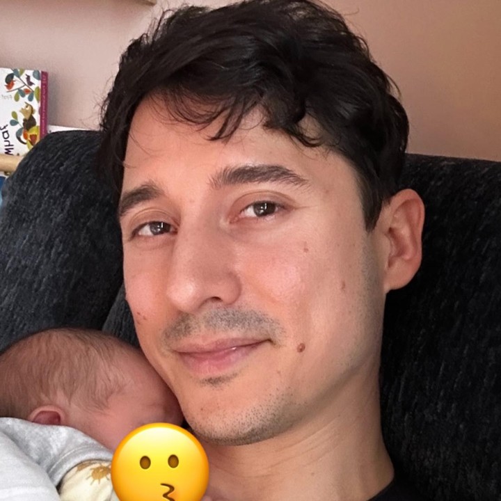 <p>Aktror Nino Fernandez belakangan sibuk menjalani peran barunya sebagai seorang ayah. Ya, Nino baru saja dikaruniai seorang putri bernama Kaia Lanna Fernandez. Sang istri Steffi Zamora melahirkan putri mereka pada 28 Desember 2025, Bunda. (Foto: Instagram @ninojkt)</p>