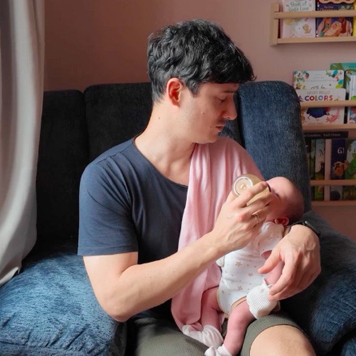 <p>Sejak putrinya lahir, Nino berubah menjadi ayah siaga. Ia turut membantu istrinya dalam mengasuh Baby Kaia. Belum lama ini, Nino membagikan momen manis saat membantu mengASIhi sang putri yang usianya belum genap sebulan. (Foto: Instagram @ninojkt)</p>