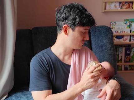 Momen Nino Fernandez Telaten Urus Putrinya yang Baru Lahir