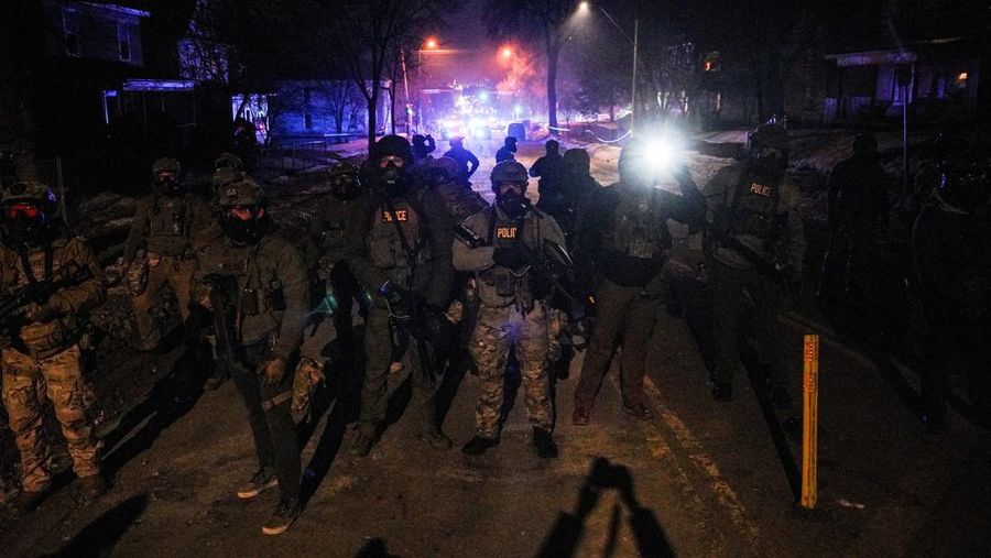 Para pengunjuk rasa berhadapan dan bentrok dengan pihak berwenang di Minneapolis utara dekat lokasi seorang pria ditembak di kaki pada Rabu (14/2/2026). (REUTERS/Ryan Murphy)