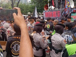 Pelayanan Humanis Polwan Polda Metro ke Massa Aksi Ojol Nasional