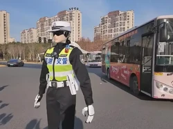 Robot Polisi China Mulai Bertugas, Deteksi Pelanggaran & Tilang Otomatis
