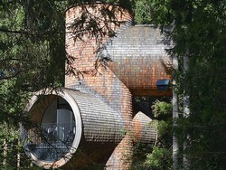 Unik Banget! Ada Rumah Pohon Bentuknya Kayak Pipa Air