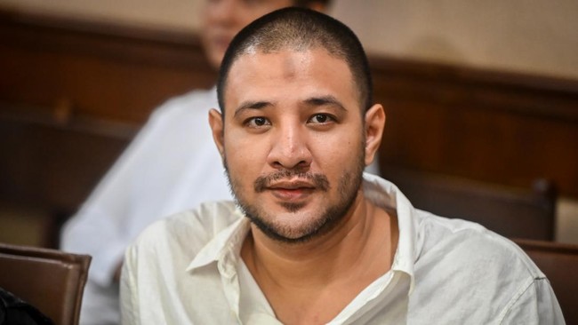 Jaksa menuntut Ammar Zoni 9 tahun penjara dan denda Rp500 juta atas kasus narkotika. Tuntutan juga berlaku untuk lima terdakwa lainnya.