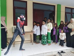 Aksi Spiderman Hibur dan Bagikan Makan Bergizi Gratis di Lumajang
