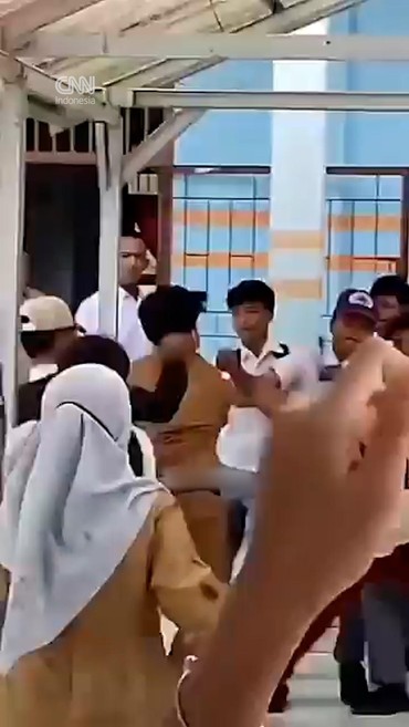 Viral Detik-detik Guru Dikeroyok Murid di Jambi