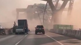 Detik-detik Crane Ambruk di Jalan Raya Thailand hingga 2 Orang Tewas