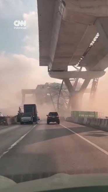 Detik-detik Crane Ambruk di Jalan Raya Thailand hingga 2 Orang Tewas