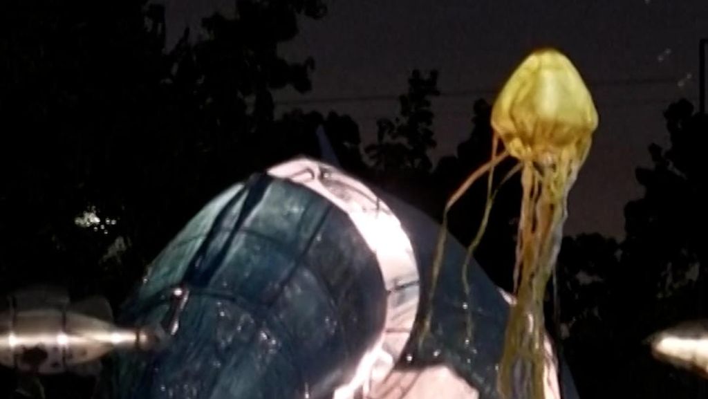 Paus dan Pulau dari Plastik Daur Ulang di Parade Lingkungan Chili