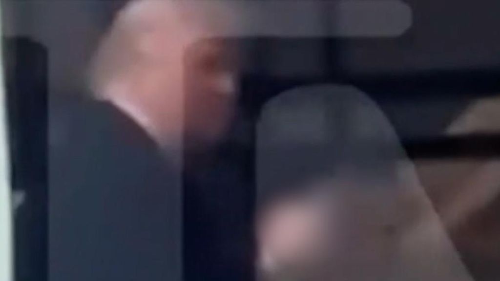 Momen Trump Acungkan Jari Tengah saat Dikritik soal Epstein