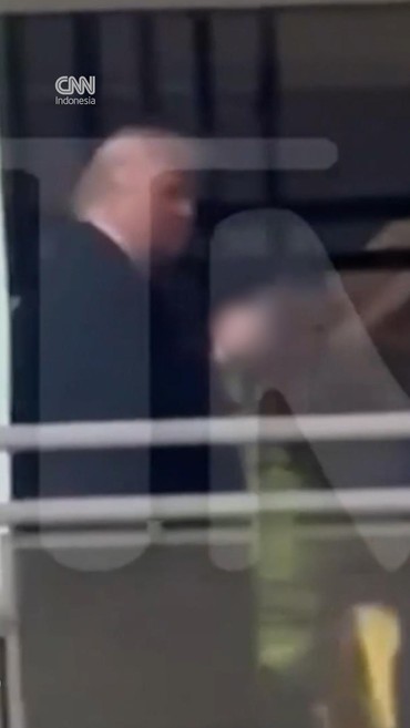 Momen Trump Acungkan Jari Tengah saat Dikritik soal Epstein