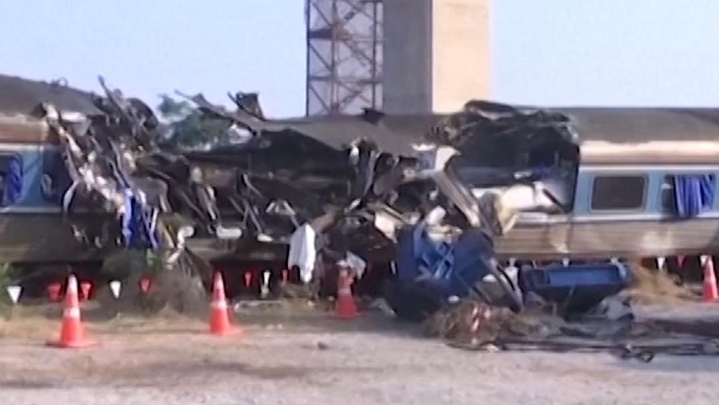 Update Evakuasi Kereta Tertimpa Crane di Thailand, 32 Orang Tewas
