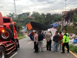 Botol Susu Kemasan Berhamburan ke Jalan Saat Truk Terguling di Nagreg