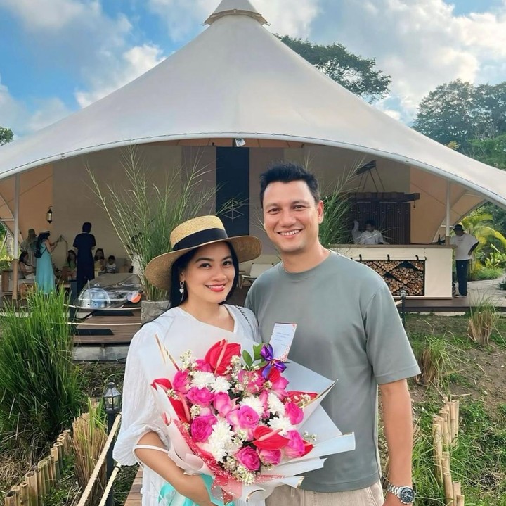 <p>Pasangan Titi Kamal dan Christian Sugiono kembali mencuri perhatian publik. Belum lama ini, Titi Kamal memperkenalkan vila mewah terbarunya yang berlokasi di Bedugul, Bali. Penginapan dengan pemandangan gunung dan danau ini diberi nama Sanctua. Sebelumnya, pasangan selebriti ini juga memiliki vila di Bali dengan <em>view</em> persawahan yang menenangkan. (Foto: Instagram @titi_kamall)</p>