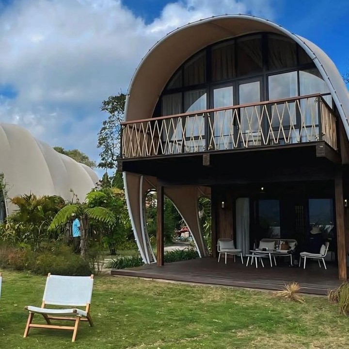 <p>Eksis di dunia akting, Titi Kamal dan Christian Sugiono juga dikenal piawai membangun bisnis. Vila ini mengusung konsep <em>glamping</em> yang menghadirkan pesona alam khas Pulau Dewata. Melihat dari unggahannya di Instagram, penginapan ini memiliki beberapa tipe. Salah satunya menawarkan pengalaman <em>camping</em> mewah bagi para pengunjung.<em>&nbsp;@titi_kamall.</em> (Foto: Instagram @titi_kamall)</p>