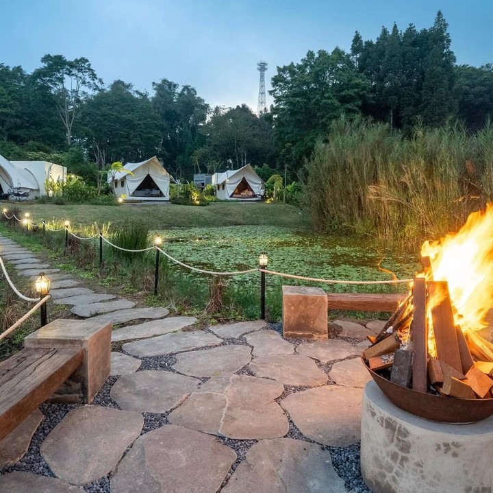 <p>Selain itu, kita juga bisa menikmati suasana api unggun di malam hari. Terlihat lampu-lampu menyinari jalan menuju api unggun, lengkap dengan bangku melingkar yang nyaman untuk duduk santai sambil bercengkerama. (Foto: Instagram @titi_kamall)</p>