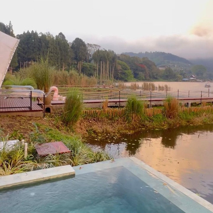 <p>Salah satu spot yang paling <em>eye-catching</em> adalah area kolam renangnya, Bunda. Dari sini, pengunjung bisa menikmati pemandangan langsung ke danau dan pegunungan yang begitu indah. (Foto: Instagram @titi_kamall)</p>