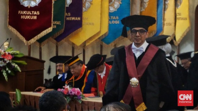 Dosen Fakultas Hukum Universitas Gadjah Mada (UGM), Zainal Arifin Mochtar alias Uceng dikukuhkan sebagai guru besar bidang tata negara di Balai Senat UGM.