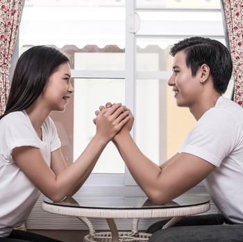 5 Daftar Zodiak yang Dikenal Tidak Posesif, Berikan Kepercayaan Penuh!