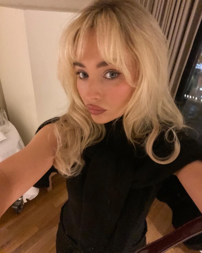 Curtain bangs gaya 1970-an ala Sabrina Carpenter memberi kesan retro modern. Cocok untuk tampilan playful dan feminin./ Foto: instagram.com/sabrinacarpenter