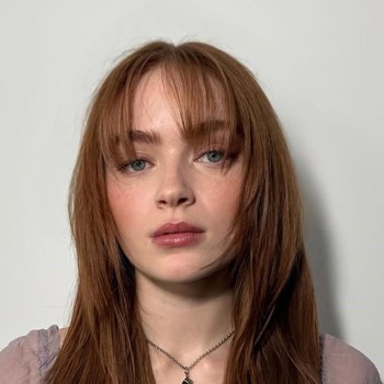 5 Inspirasi Gaya Rambut Artis dengan Poni, Ada Sadie Sink hingga Lisa Blackpink