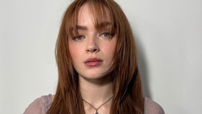 5 Inspirasi Gaya Rambut Artis dengan Poni, Ada Sadie Sink hingga Lisa Blackpink