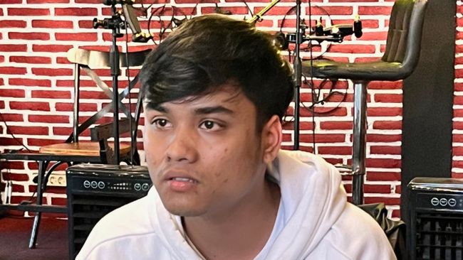 Nama Al Ressa Rizky Rossano kini ramai diperbincangkan publik. Ia tiba-tiba muncul dan mengaku sebagai anak biologis penyanyi Denada.