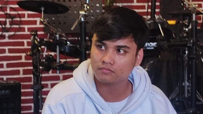 Al Ressa Rizky Rossano, pemuda asal Banyuwangi yang mengaku anak kandung penyanyi Denada, selama ini hidup tak pernah menerima biaya hidup dari sang artis.