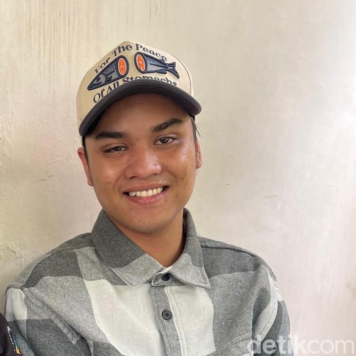 <p>Ressa juga pernah bekerja sebagai sopir pribadi mendiang Emilia Contessa, Bunda. Selama bekerja dengan neneknya ini, ia mendapatkan gaji bulanan. "Saat kampanye dulu, saya pernah jadi supir Bunda Emillia dan sering disuruh-suruh juga dengan Mama demi dapat upah," kata Ressa belum lama ini. (Foto: Eka Rimawati/detikJatim</p>